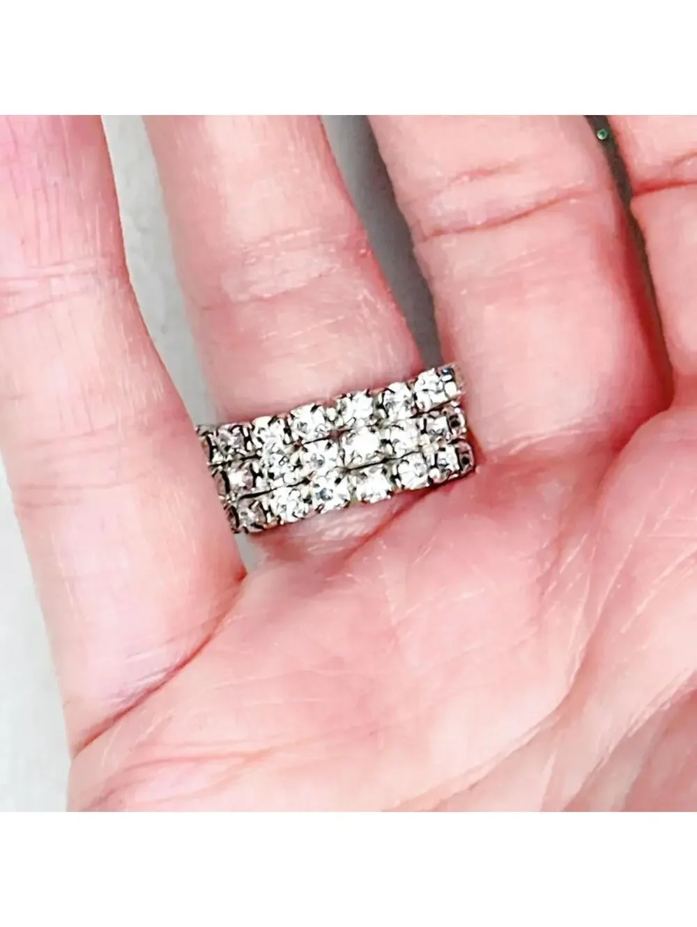 985l. Silvertone Stretch Ring Bling